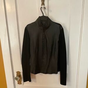 Genuine leather and jersey jacket, fitted, clasp closures. Perfect condition.